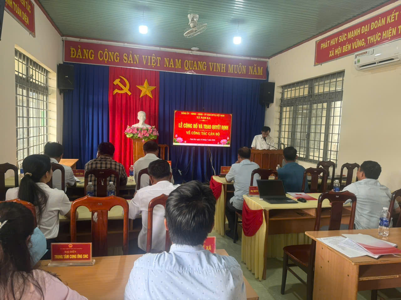 Xã Nam Ka tổ chức Lễ công bố các quyết định về công tác cán bộ